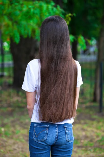 Female brunette hair, rear view, summer park — Stock Photo, Image