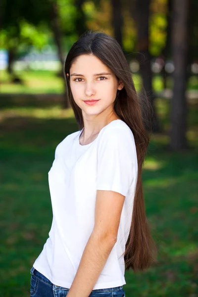 Bir backgroun üzerinde beyaz t-shirt eautiful esmer kız — Stok fotoğraf