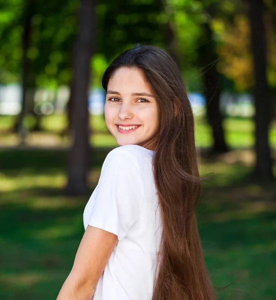 Menina loira bonita nova com ombros nus — Fotografia de Stock