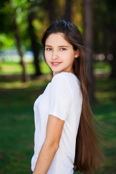 Menina loira bonita nova com ombros nus — Fotografia de Stock