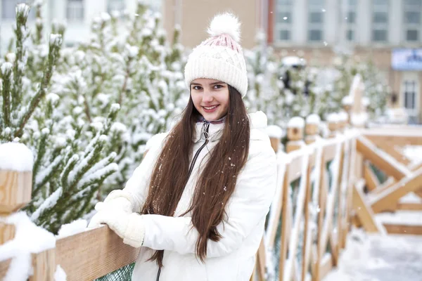 Fashion young woman in the winter time — Stock Photo, Image