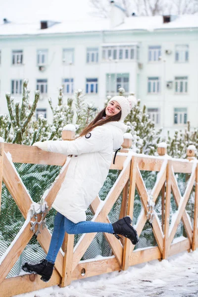 Mode jeune fille dans le temps d'hiver — Photo