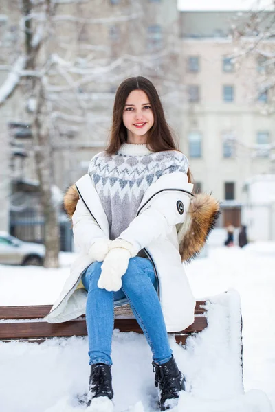 Fashion jong meisje in de winter tijd — Stockfoto