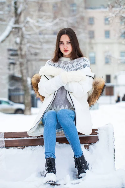 Мода молода дівчина в зимовий час — стокове фото