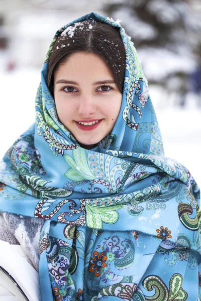 Mode junge Frau in der Winterzeit — Stockfoto