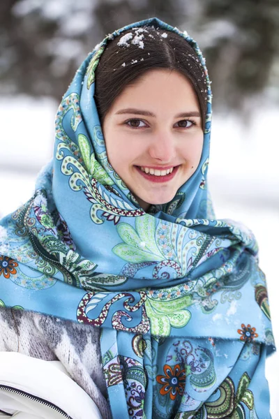 Мода молода жінка в зимовий час — стокове фото