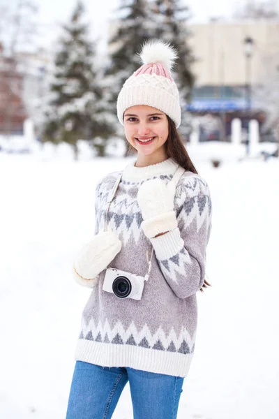 Ung vacker flicka i en ylletröja poserar på vintern ou — Stockfoto