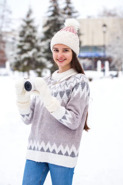 Młoda piękna dziewczyna w wełnianym swetrze pozowanie w zimie ou — Zdjęcie stockowe