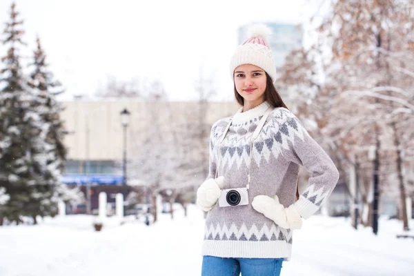 Ung vacker flicka i en ylletröja poserar på vintern ou — Stockfoto