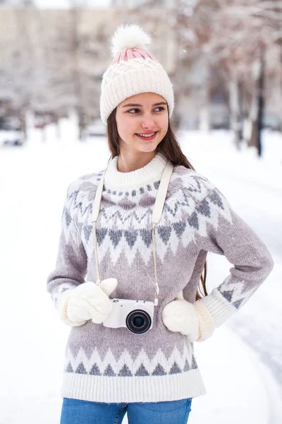 Młoda piękna dziewczyna w wełnianym swetrze pozowanie w zimie ou — Zdjęcie stockowe
