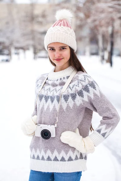 Giovane bella ragazza in un maglione di lana in posa in inverno ou — Foto Stock