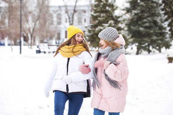 겨울 공원을 걷고 있는 두 소녀의 사진을 클로즈업 한 모습 — 스톡 사진
