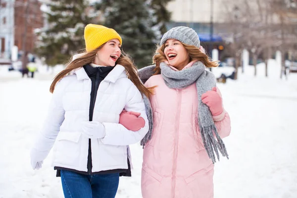 Dos hermosas novias felices caminan en el invierno en una ciudad par — Foto de Stock