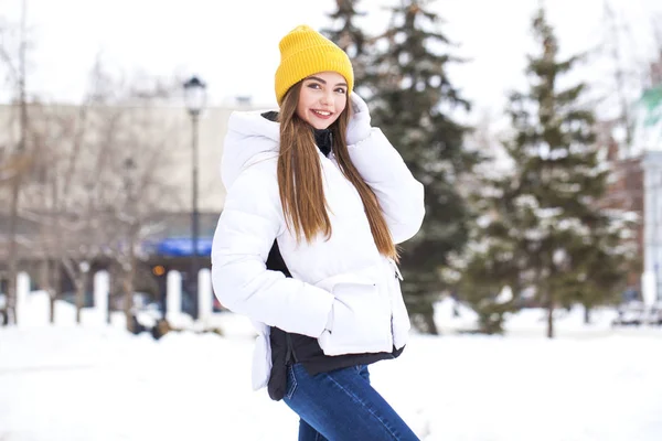 Moda chica joven en la época de invierno — Foto de Stock