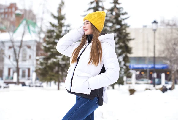 Moda menina no tempo de inverno — Fotografia de Stock