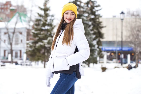 Divat fiatal lány a téli időszakban — Stock Fotó