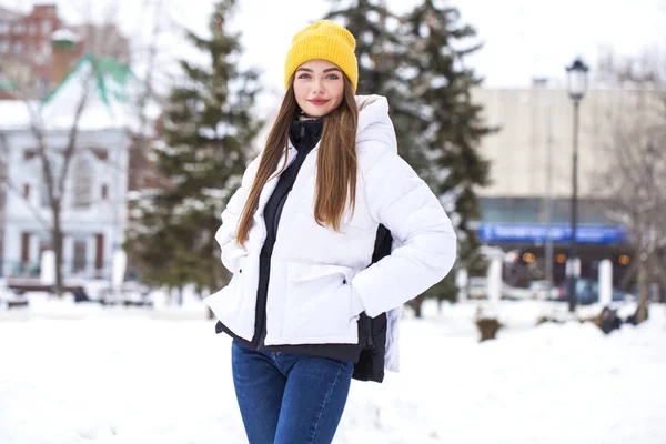 Fashion young girl in the winter time — 스톡 사진