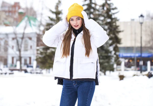 Moda chica joven en la época de invierno — Foto de Stock
