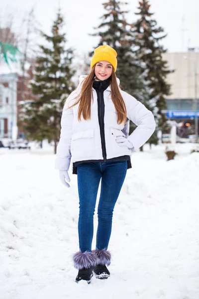 Mode jeune fille dans le temps d'hiver — Photo