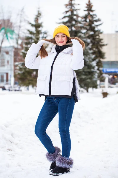 Fashion young girl in the winter time — Stock Photo, Image