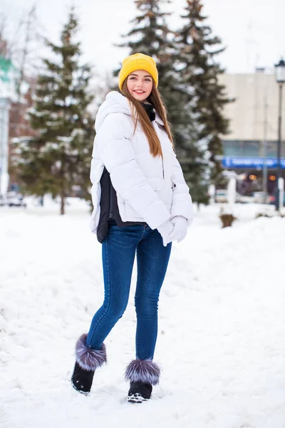 Fashion jong meisje in de winter tijd — Stockfoto