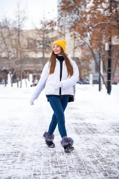 Kışın moda genç kız. — Stok fotoğraf
