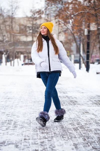 Fashion jong meisje in de winter tijd — Stockfoto