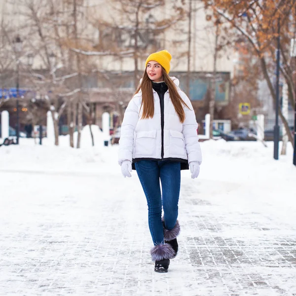 Fashion young girl in the winter time — 스톡 사진