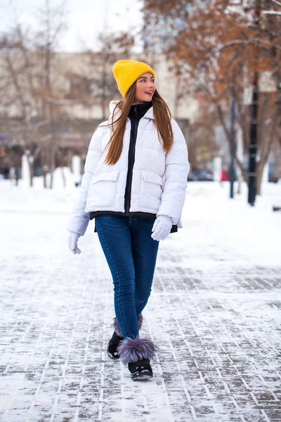 Mode jeune fille dans le temps d'hiver — Photo