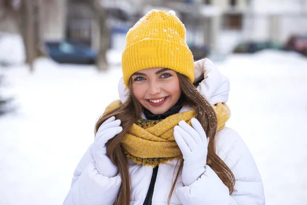 Moda menina no tempo de inverno — Fotografia de Stock