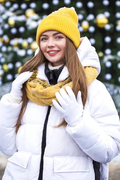 Fashion young girl in the winter time — Stock Photo, Image