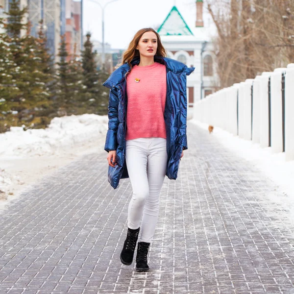 Mujer rubia joven en chaqueta azul en la calle de invierno — Foto de Stock
