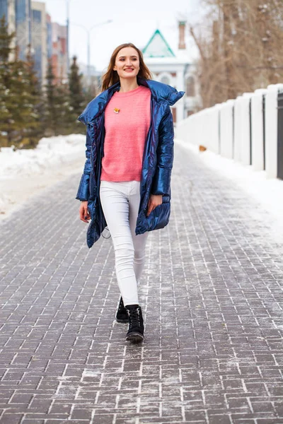 Mujer rubia joven en chaqueta azul en la calle de invierno — Foto de Stock