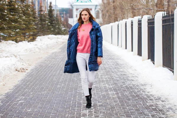 Mujer rubia joven en chaqueta azul en la calle de invierno — Foto de Stock