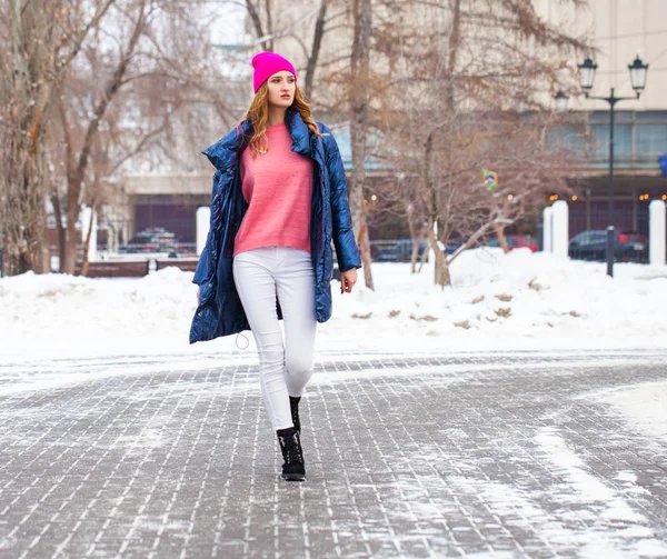 สาวผมบลอนด์ในเสื้อแจ็คเก็ตสีฟ้าลงในถนนฤดูหนาว — ภาพถ่ายสต็อก