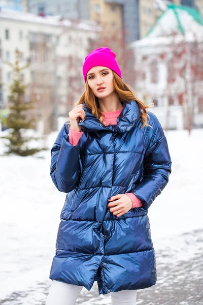 Mujer rubia joven en chaqueta azul en la calle de invierno —  Fotos de Stock