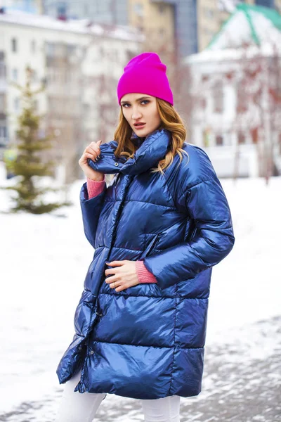 Kışın moda genç kız. — Stok fotoğraf