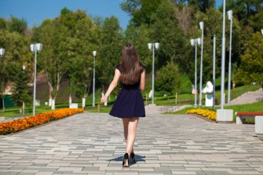 Yaz sokakta yürüyen mavi elbiseli genç güzel kadın