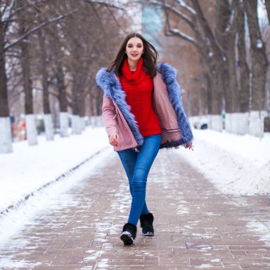 Kışın moda genç kız.