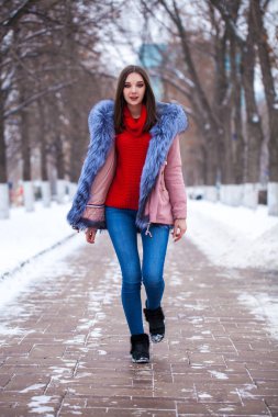 Kışın moda genç kız.