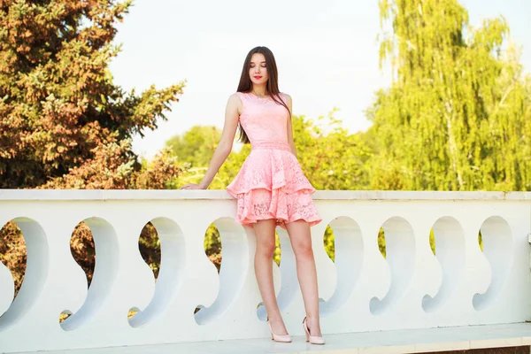 Joven hermosa mujer en vestido rosa caminando en la calle de verano —  Fotos de Stock