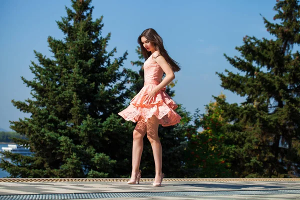 Joven hermosa mujer en vestido rosa caminando en la calle de verano —  Fotos de Stock