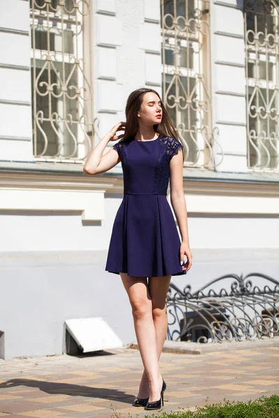 Jovem mulher bonita em vestido azul escuro na rua de verão — Fotografia de Stock