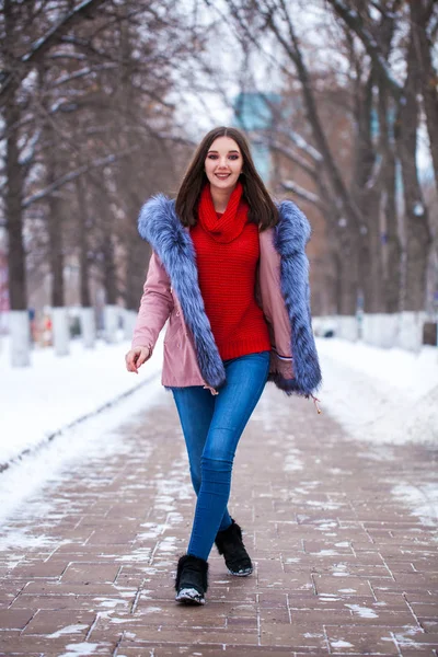 Fashion young girl in the winter time — 스톡 사진