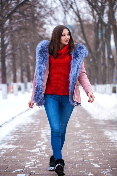 Módní mladá dívka v zimním čase — Stock fotografie
