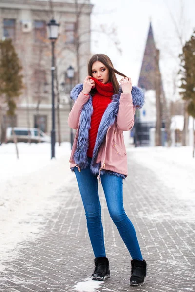 Fashion young girl in the winter time — 스톡 사진