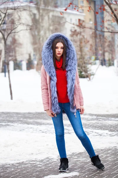 Mujer hermosa joven en pantalones vaqueros azules y chaqueta de piel — Foto de Stock