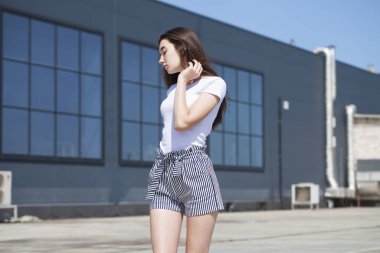 Beyaz yaz bluz ve kot güzel genç esmer model, su