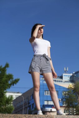 Beyaz yaz bluz, yaz sokak dışarı gülümseyen esmer model