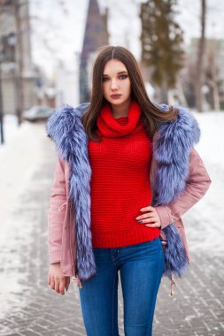 Mavi ceketli genç sarışın kadın kış caddesinde